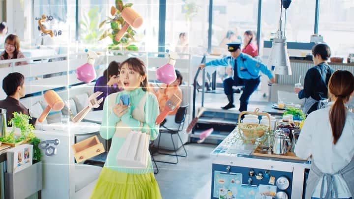渋谷凪咲のインスタグラム：「最後おこってます😡♡  ♪マジマジマージ…  皆さんもカフェにいる私に真相を聞いたら危ないかもっ😉💕  #マージマンション #TVCM #みつけてね #ゲームでも遊んでみてね♡ #マージしちゃう？ #PR」