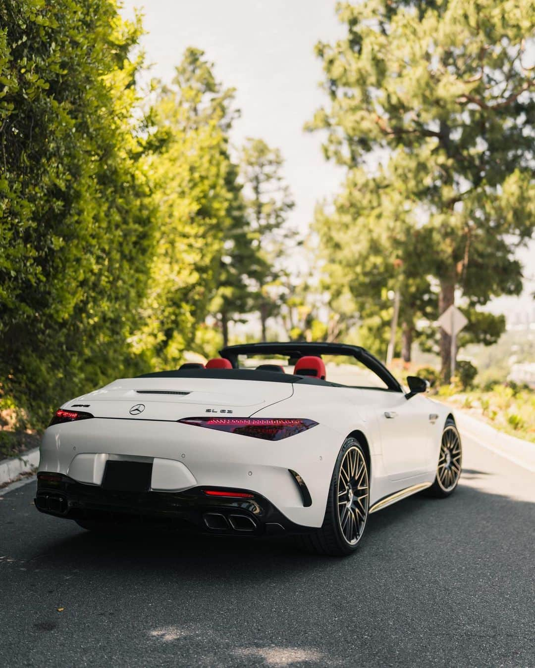 メルセデス・ベンツさんのインスタグラム写真 - (メルセデス・ベンツInstagram)「Experience magic behind the wheel of a #SL63.  📷 @kgvizualz   #MercedesBenz #MercedesAMG #MBfanphoto   [Mercedes-AMG SL 63 4MATIC+ | WLTP: Kraftstoffverbrauch kombiniert: 13,2‒12,8 l/100 km | CO₂-Emissionen kombiniert: 299‒291 g/km | mb4.me/DAT-Leitfaden]」11月19日 20時00分 - mercedesbenz