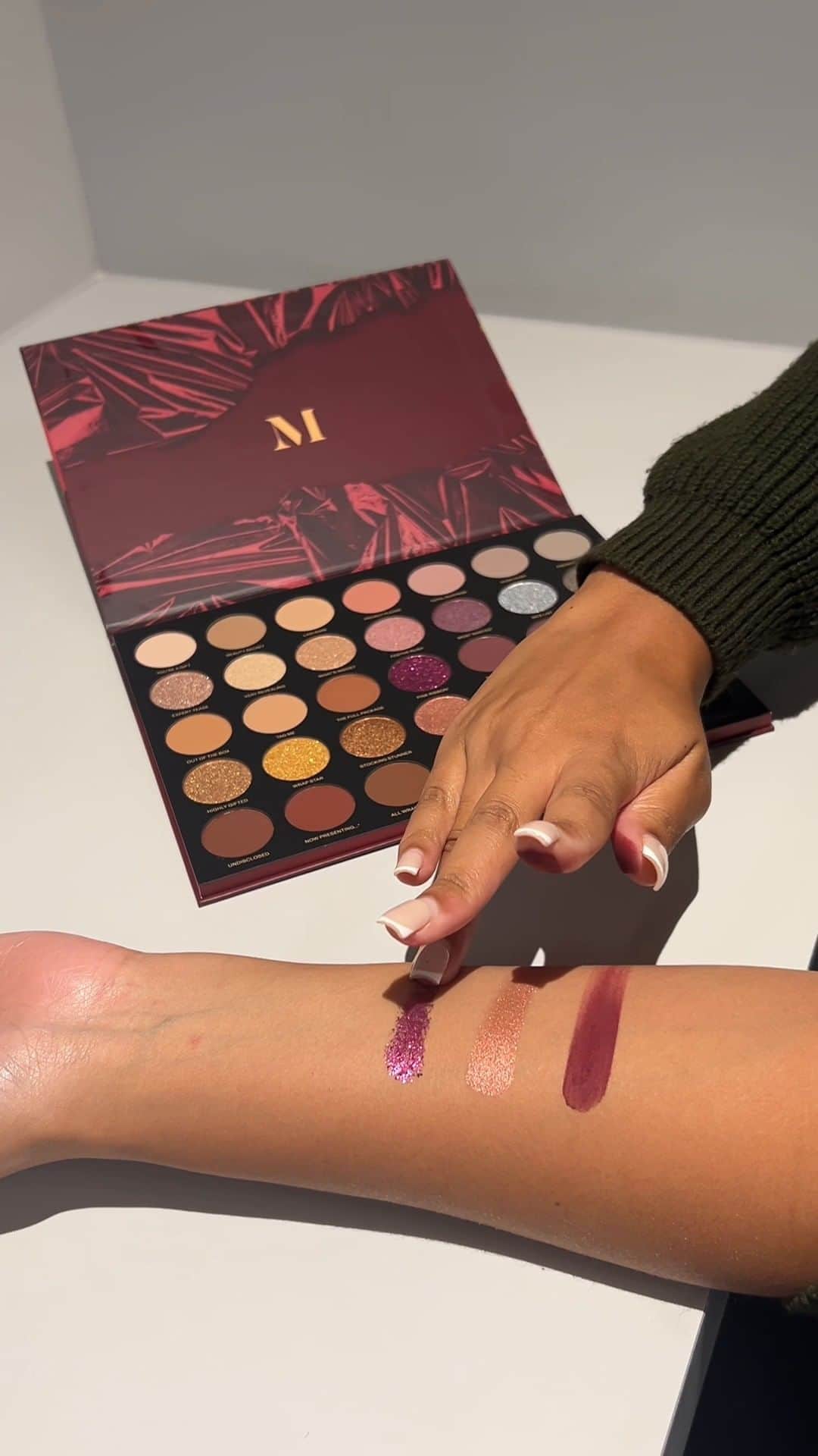 ASOSのインスタグラム：「Tis the season with @morphebrushes 🎁 🎄  Morphe Tease The Season 35 Pan Artistry Palette [500606550]」
