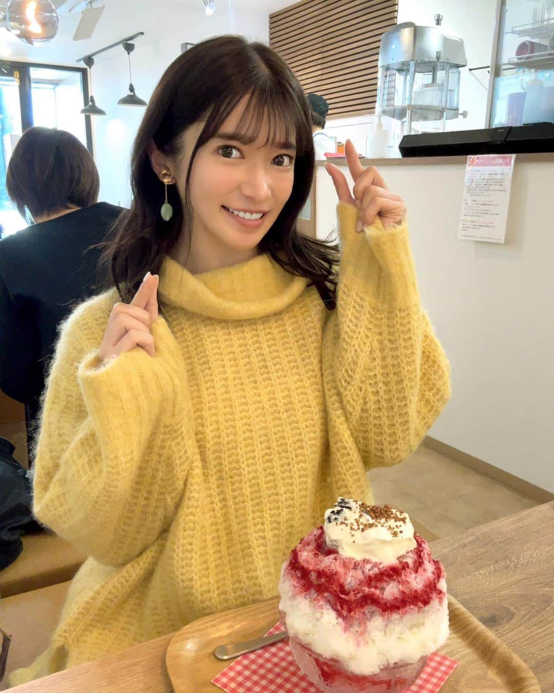 渚志帆のインスタグラム：「武蔵小山『はいむる珈琲』さん🍧  ＊和栗といちじくのレアチーズ ＊ラズベリークッキーミエルフロマージュ ＊ピスタチオに洋梨  はいむるさんの気になるメニューにダッシュしました🏃‍♀️💨 和栗にいちじくにレアチーズ🥹✨ 大好きなものの詰め合わせ状態な氷ちゃん🎁 栗は焼き栗と渋皮煮が選べて渋皮煮をチョイス🌰 はいむるさんの栗のペーストは濃厚さもったり感もありながら、いちじくソースでバランスよく暖和されめちゃくちゃに美味しい🥹♡ レアチーズの酸味といちじくのフルーティーさの絶妙なバランスもサイコォ... 中にも渋皮煮やいちじく果肉たっぷりで、はいむるさんのたっぷり大サービス感じるゥ...🥹✨ 底にはジンジャースパークリングエスプーマがあり、シュワっシュワ！なピリピリ！！！ ああッ！これこれ！はいむるさんと言えばこれなのよ私はこれを求めていたのよこの瞬間がキタァｯてなるよね！！！ こりゃ美味しすぎるはいむるさんらしい氷ちゃんでした🍧🌟 インスタで見てめちゃくちゃ気になったラズベリークッキーミエルフロマージュ🍧 酸味の効いたラズベリーソースがお口の中に染みてお口が喜びます👏 嬉しいのが、トップのクリームがなんと！ココアクッキー入りはちみつクリームクリームチーズでめちゃくちゃクッキークッキーだしはちみつはちみつだし美味しすぎるなんじゃこりゃ😭💦 そして何よりも、底がヨーグルトスパークリングエスプーマになっていて、酸味とクリームチーズとの組み合わせとまたこの刺激的なシュワシュワ感がァァァァァッｯｯん もう、どうしたらいいの... 最後はさっぱりとピスタチオに洋梨🍐 ピスタチオと洋梨の組み合わせ、、初めてでドッキドキ。 ピスタチオクリームとシチリア産ローストピスタチオソースでダブルピスタチオでございます🥳 さらには香ばしいカリッカリピスタチオも入ってて、こりゃピスタチオ好きにはたまらんやつ！ 洋梨が甘くてジューシーで中にもたっぷりで、やはり生フルーツはおいすぃね🥹✨ そしてキタァァァｧｯ👊  シュワッシュワｧンッ甘酸っぱいラズベリーエスプーマ！ ピスタチオとラズベリーの組み合わせ最高かよ... はいむるさんに完璧支配された３杯でした。 ご馳走様でした🙏✨」