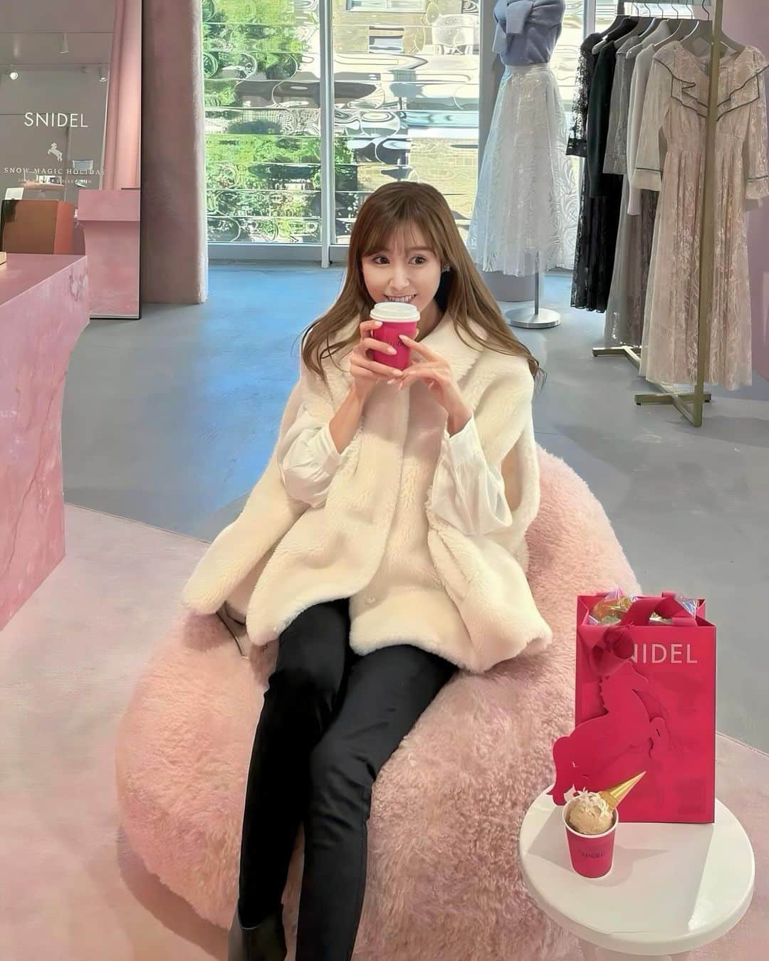 池田るりのインスタグラム：「. SNIDELの限定ホリデーイベントへ行ってきました🎄 @snidel_official @snidelbeauty  クリスマスシーズンにぴったりのふわふわのニットやワンピースなどのお洋服もはもちろん、ヘアアクセや帽子などの小物もとっても可愛かった😍 そしてコスメもピンク系でたまらなく可愛くて、ギフトとしても絶対喜ばれそう🥰  ちなみに写真にも写っているピンクの限定ショッパーは23日（木）からお店でもらえるみたいです🙋‍♀️ . . .  #PR #SNIDEL #スナイデル #23WinterSNIDEL #snowmagicholiday #POPUP」