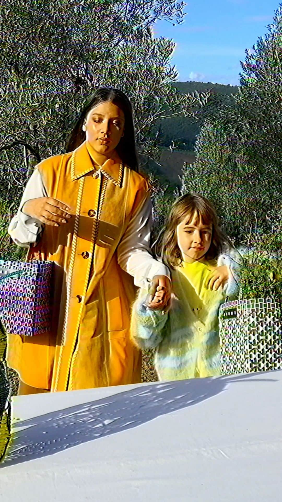 マルニのインスタグラム：「Sarita and Ada gather aromatic herbs for the salad in the green Marni Market Basket Bag. Not just handmade bags, but mood boosters.  The new #MarniMarket collection is now available online and in stores.  Video: @marcoproserpio_ Model: @saritacharme  #marni」