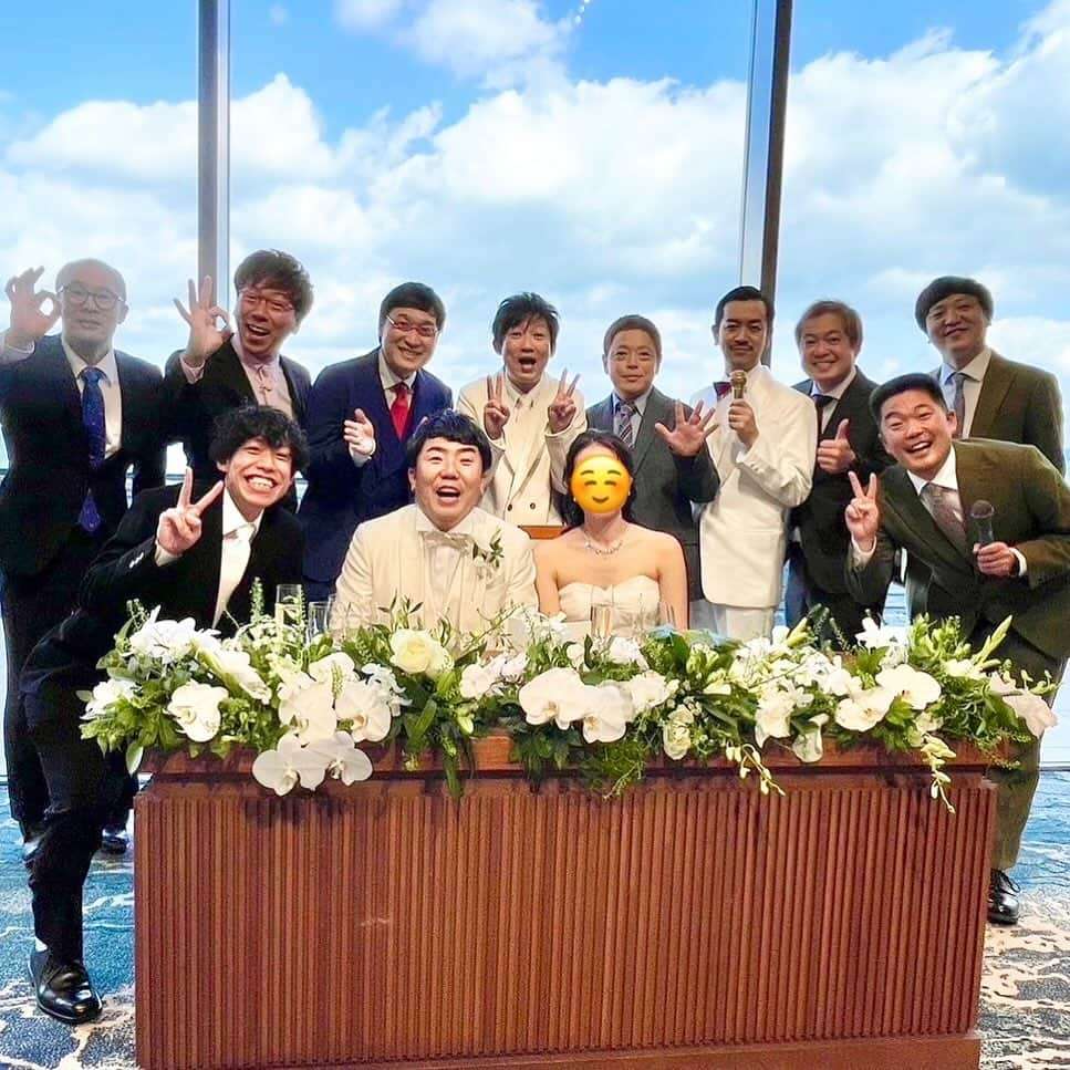 梶剛のインスタグラム：「今日、結婚式を挙げました！  コロナでずっと出来なくてやっとです！  家族！友達！芸人仲間！お仕事仲間！  大好きな人に囲まれて最高に幸せな1日でした！  #NONSTYLE石田 #ネゴシックス #南海キャンディーズ山里 #江西あきよし #ムーディ勝山 #ハロー植田 #みっとしー #もりすけ #丸亀じゃんご」