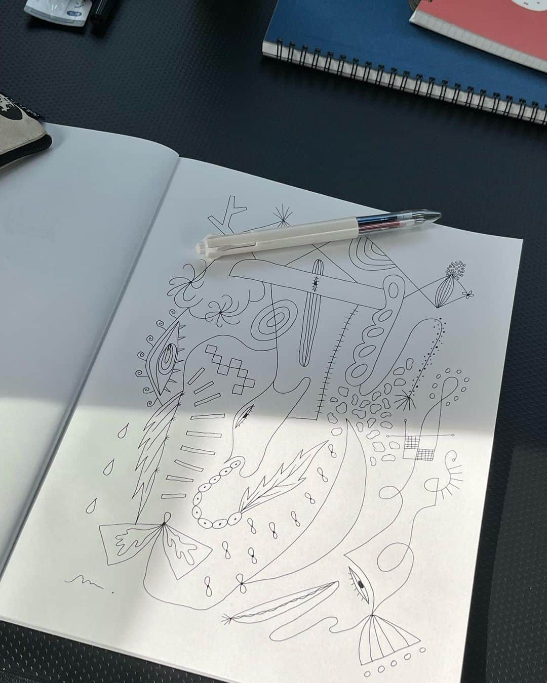 おざきせりなさんのインスタグラム写真 - (おざきせりなInstagram)「お絵描きしに行った日✴︎ ロール紙5本目入ってます✴︎  エスニックなテンションだった✴︎  何度着てもトキメク古着で タンスをいっぱいにしたい✴︎  落ちてた輪ゴム✴︎」11月19日 19時55分 - wa_wawawah