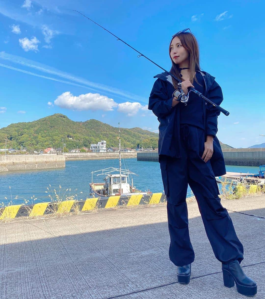 天間晴香さんのインスタグラム写真 - (天間晴香Instagram)「釣りモ🩵🫧終わりに地磯🐟🪼  #釣りガール #釣りギャル #地磯釣り #アオリイカ #エギング #イカ釣り初心者 #イカ釣り #fishing #fishinglife #fishinggirl #福山釣り #福山鞆の浦 #鞆の浦 #内海 #釣り初心者🔰 #つりがーる」11月19日 19時56分 - haruchimu23