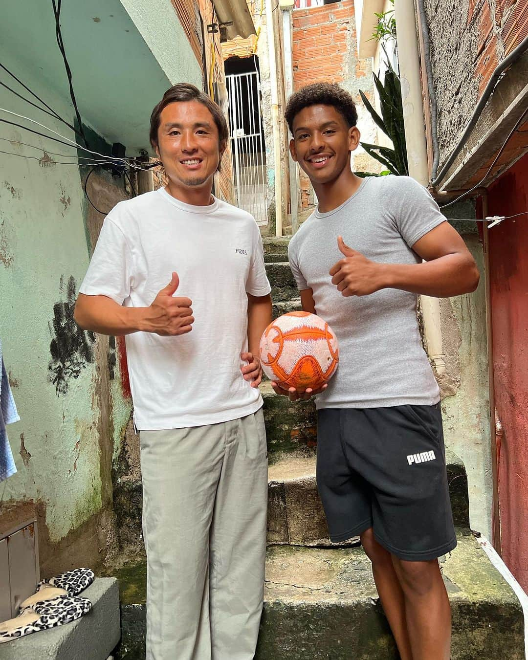 那須大亮のインスタグラム：「貧困街からのプロサッカー選手🇧🇷  FC SKA BRASIL U-20所属ウーゴ選手⚽️  2つ目の動画に幼少期の頃のサッカー場が‼️  日本では想像できない環境の中でサッカーをしてプロサッカー選手の夢を叶えた  ウーゴの口からネガティブな言葉は全く聞かなかった  これからのウーゴの活躍に期待✨ Jリーグも興味あるみたいなのでいつかJリーグでプレーする日があるかも⚽️  #fcskabrasil  #貧困街 #プロサッカー選手  #テクニック半端ない」