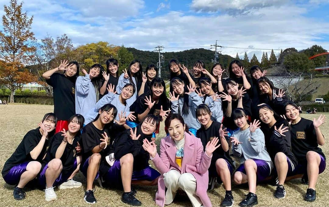 丹野みどりのインスタグラム：「豊田大谷高校ダンス部 すごいです‼️  先日鞍ケ池公園で行われた とよたハッピーフェスタ  イベントステージの司会を させて頂きました  その中で  豊田大谷高校 ダンス部の演技に感動🥺  音楽スタートと同時の ドクンというひと動きに 秒で魅せられました。  全員のダンスに キレがあり 力強くしなやかで 緩急があり色っぽいところもあり ずーっとずーっと 拍手をしながら見ていました  ステージ横に見守る女性 お声がけしたら ダンス部顧問の先生でした  感動しながら 視線はステージに送りながら 先生から様々なお話を伺いました  昨年全国大会で準優勝したこと 高校からダンスを始めた子もいるが ダンス歴に関係なく素直な子が伸びること 10月11月は毎週末 あちこちのステージで忙しいこと 将来ダンスの道に進む子は1人程で ほとんどは進学、就職すること  あまりに感動したので ダンス後ステージ裏で みんなに思いを伝えました❤️  本当に素晴らしい👍 豊田にこんなに素敵な若者たちがいること 誇らしいです 彼女たちの未来の為にも 政治がしっかりしなければ  先生ありがとうございました😊  #ダンス部  #豊田大谷高校ダンス部  #鞍ケ池公園   #国民民主党 #衆議院選挙 #衆議院議員選挙 #衆院選 #愛知県 #衆院愛知11区 #衆院 #愛知11区 #豊田市 #みよし市 #丹野みどり」