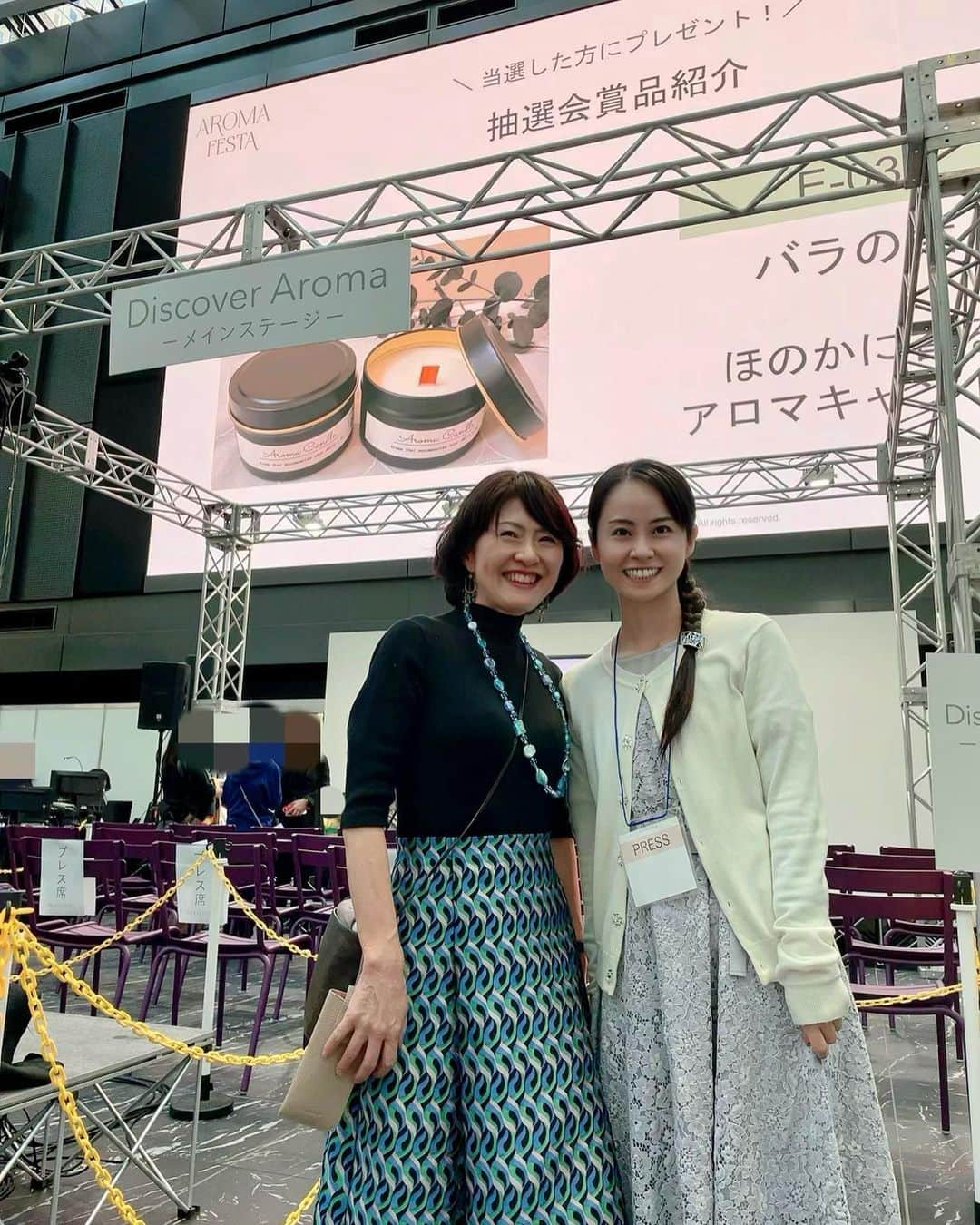 加藤美和のインスタグラム：「. Thank you for inviting me to the “Aroma Festa 2023”! I got affordable essential oils at the “AEAJ Marche” and bergamot scent hot Earl Grey Tea Latte at the “Aroma Cafe”! And on the main stage, I listened to precious lectures about current and future aromas! Had a pleasant time! Thank you very much! . 『アロマフェスタ2023』に ご招待いただきました🍀  日本アロマ環境協会(AEAJ) 理事長 熊谷様とも1月以来、お会いでき、 嬉しかったです✨  アロマフェスタでは… アロマ関連の商品をお得にゲットできる 「AEAJマルシェ」、ワークショップ、 「環境にやさしく体においしい」カフェなど 盛りだくさん！ ひとつひとつのブースに特徴があり、 た〜くさんの香りに出会いました✨  その中でミ〜ワ〜は… 精油をお得にゲットしたり(写真8枚目)、 カフェでは、ベルガモットの香り ホットのアールグレイティーラテを🎶　  さらに、メインステージでは、 アロマ業界を牽引される3社によります トークセッションと 「香りは”デジタル化”できるのか？ 〜調香師の仕事とアロマの未来〜」の 講演に参加しました！ アロマの最新情報や 「知識を身につけることの大切さ」など、 貴重なお話を伺うことができました✨  心地よいひとときを過ごすことができ、 ありがとうございました🎶 . @miwakato_ ←他の投稿はコチラ . . #aromafesta #aeaj #aroma #アロマフェスタ #アロマフェスタ2023 #アロマ #精油」