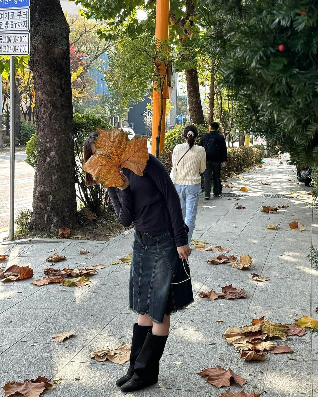 古田愛理のインスタグラム：「この日のコーデすごいお気に入りだった🍁  @obscura_store.kr で買った絶妙な丈のデニムスカート♡ 今年一のベストバイかも、、、  この丈って難しいアイテムだけど 意外とデニムだからなんでも合う🫰🏻  @nache_official のナップサックは 韓国のお友達からプレゼント⋆ ˚｡⋆୨୧˚  バレエコアトレンドに合ったデザインでお可愛🩶🩶」