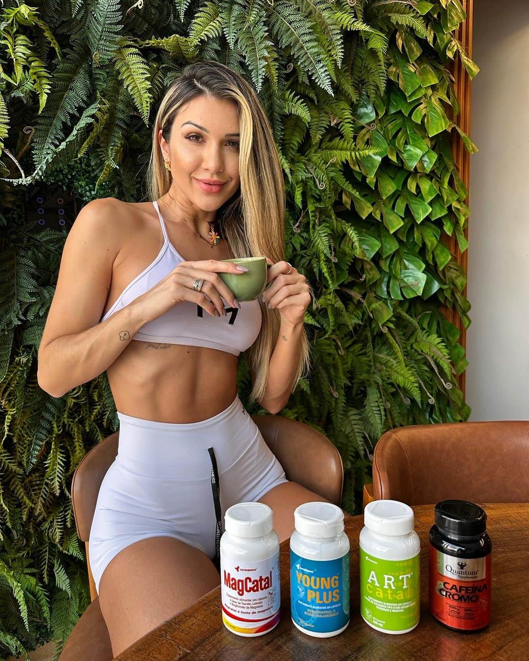 Tatiele Polyanaのインスタグラム：「Hello genteeee 💗🙏🏻 Amanhã é dia de começar tudo de novo e claro os produtos da @catalmedic são meus aliados para uma rotina saudável. A Catal é uma indústria farmacêutica e uma indústria de suplementos alimentares, localizada aqui em Maringá, e seu objetivo é disponibilizar produtos de alta qualidade, um preço justo e um mercado inovador e seguro. São muitos produtos disponíveis no site pra vcs. 🫶🔥    Um beijo e bom restinho de domingo 😘  .  Look sempre @hardynfitness cupom: TATI 💗」