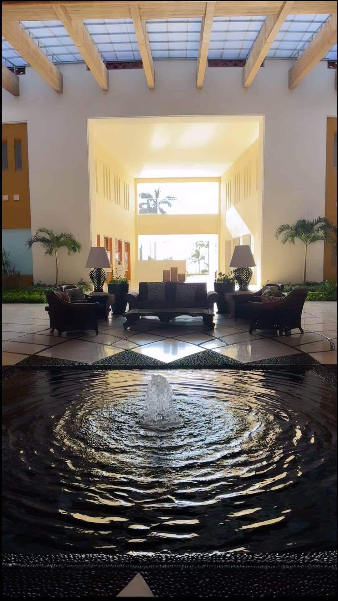 ジェナ・アウシュコウィッツのインスタグラム：「Finally made it on our first international vacation with Emma!! 🇲🇽 We LOVED @grandvelasnay for welcoming us so warmly to Puerto Vallarta.  I can’t rave enough about how fantastic this trip was for us and finding a place that is so family/ kid friendly. It can be difficult to find a place that feels like a vacation with a toddler but it was such a dream.  The service was impeccable and we are still mentally there. ✨  #myvelasexperience」