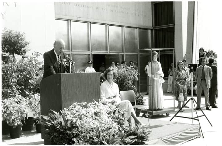 国立アメリカ歴史博物館のインスタグラム：「We’re reflecting on the life and work of First Lady Rosalynn Carter.    Having been Jimmy Carter’s partner in marriage, business, philanthropy, and politics for thirty years, Rosalynn Carter intended to continue their partnership when they entered the White House. The new president called his wife his “best friend and chief advisor.”   The Carters’s White House partnership included weekly working lunches and Rosalynn attending cabinet meetings. The first lady’s office included Projects and Community Liaison staff working on social policy issues. She served as the honorary but active chair of the President’s Commission on Mental Health, making passage and implementation of its recommendations her highest priority. Mrs. Carter traveled as the president’s representative for talks with Latin American leaders, provided support during the 1978 Camp David peace talks, and actively campaigned in the 1980 election. Her activity reignited the debate about the political involvement of first ladies.   After leaving the White House, Rosalynn and Jimmy Carter founded the Carter Center in Atlanta. The center's activities include worldwide health and agricultural projects and programs to promote peace, cultivate democracy, and protect human rights. Through the Carter Center, Rosalynn Carter continued her work as an advocate for mental health awareness. In 1984 she became a member of the board of advisers, and frequent builder, for Habitat for Humanity, a nonprofit organization dedicated to eliminating substandard housing. Their commitment to the well-being of all Americans made the Carters the respected “elder states couple” of national politics.   Rosalynn Carter’s decision to wear the same dress she wore to Jimmy’s 1971 Georgia governor’s inaugural ball to the 1977 presidential inaugural “parties” generated public discussion about the first lady’s responsibility to promote the American fashion industry and how formal the White House should be. When she donated her gown to the museum in 1978, Mrs. Carter asked that the presentation (pictured here) take place on the museum’s terrace for the public. The dress is currently on exhibit indoors in The First Ladies.」