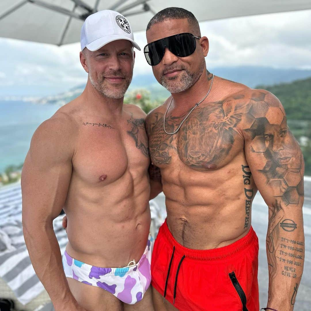 ショウン・トンプソンのインスタグラム：「Vacation mode - FULL RECHARGE ON  #gaymen #selfcare #bodybuilding」