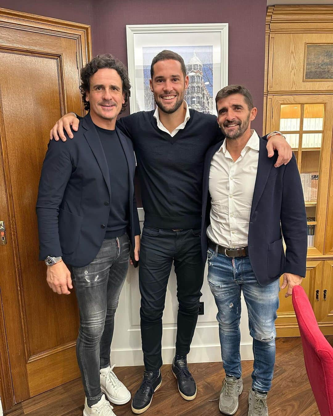 マリオ・スアレスさんのインスタグラム写真 - (マリオ・スアレスInstagram)「Gran día hoy en Valladolid con @leyendasespanaoficial y viendo a la @sefutbol ganar.  Para mí siempre es especial volver a Valladolid y estar con ex compañeros con los que viví un ascenso en el 2007. 😅 #leyendas #españa #valladolid   Esperemos que lo de Gavi sea lo menos posible 🙏🙏」11月20日 6時54分 - mariosuarez4