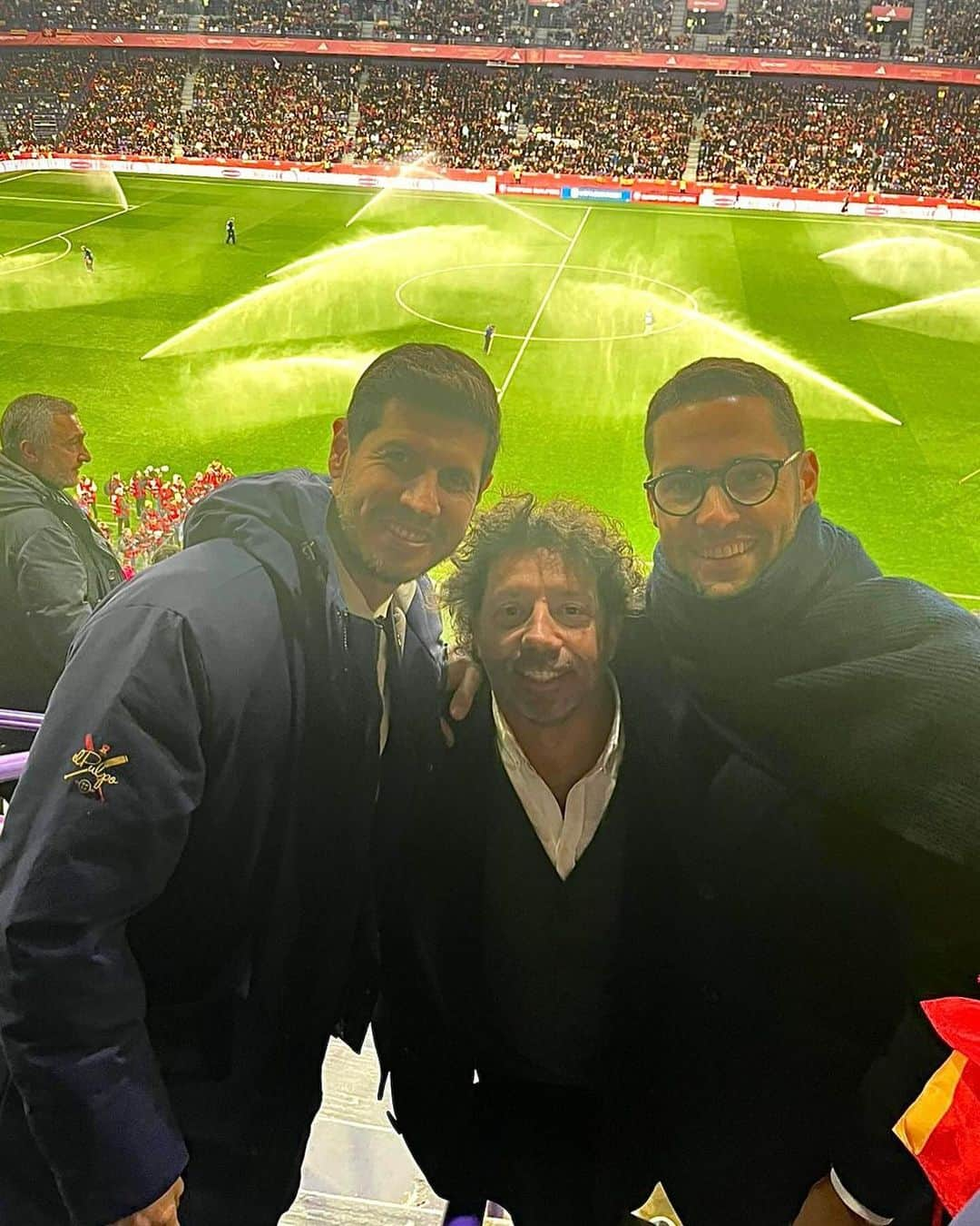 マリオ・スアレスさんのインスタグラム写真 - (マリオ・スアレスInstagram)「Gran día hoy en Valladolid con @leyendasespanaoficial y viendo a la @sefutbol ganar.  Para mí siempre es especial volver a Valladolid y estar con ex compañeros con los que viví un ascenso en el 2007. 😅 #leyendas #españa #valladolid   Esperemos que lo de Gavi sea lo menos posible 🙏🙏」11月20日 6時54分 - mariosuarez4