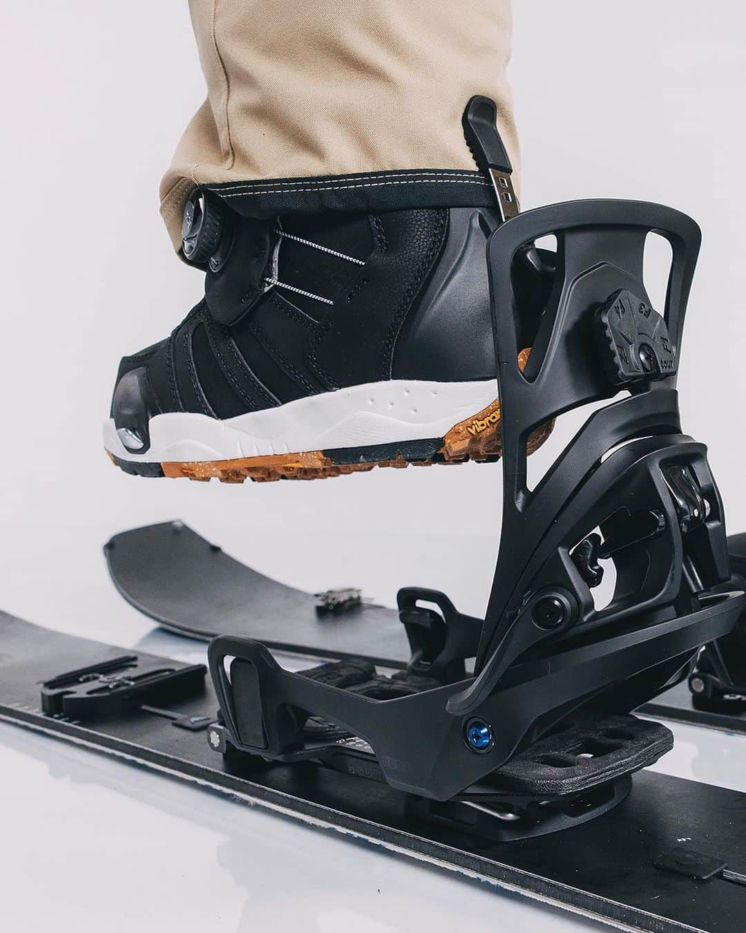 アナログクロージングのインスタグラム：「🚨Drop Alert: #StepOn Split🚨  New to the fleet this year, the Step On® Split brings Step On's simplicity, speed, and efficiency to splitboard touring. Tap the reminder to get a notification for their release and experience the next evolution in off-piste riding.  #Burton #Snowboarding」