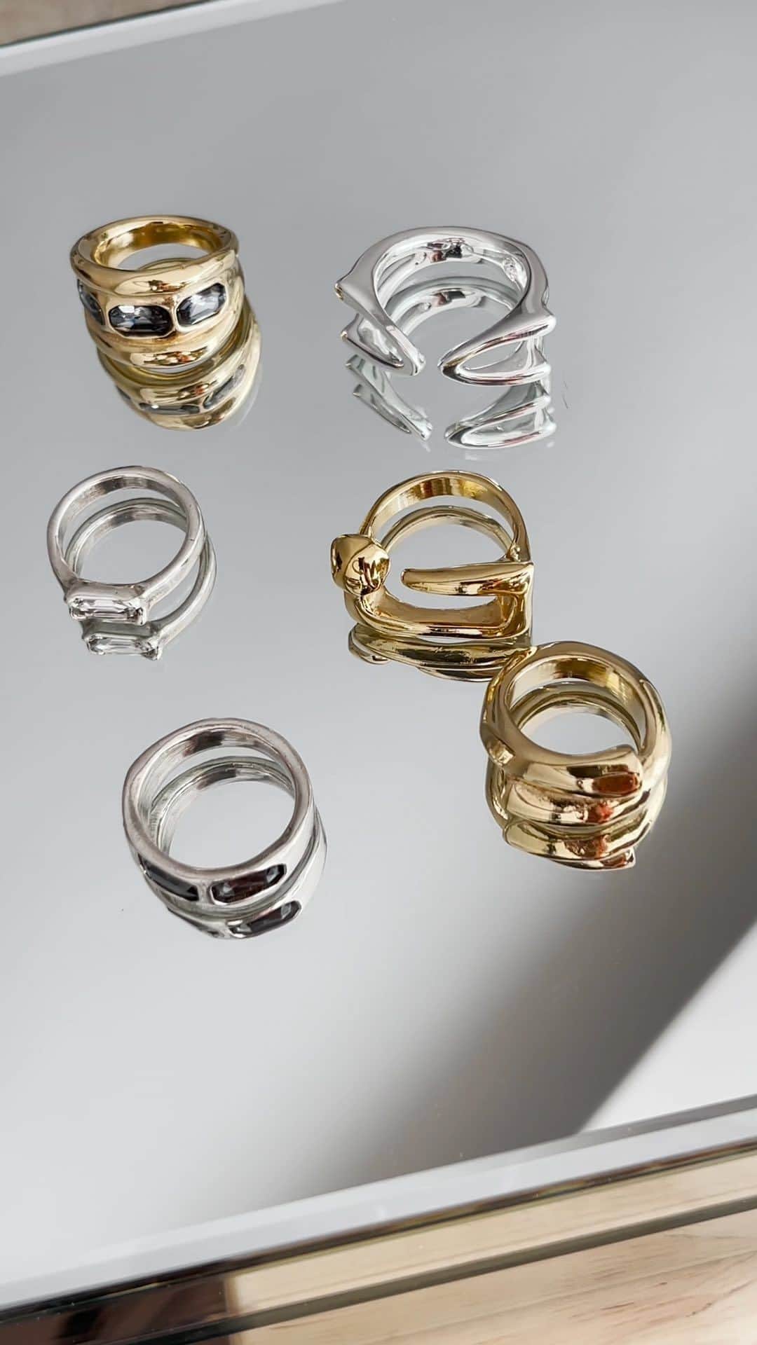 ウノデシンクエンタのインスタグラム：「Anillos para todos los días de la semana 💍📅  Rings for every single day 💍📅  #UNOde50 #Jewelry #MadeInSpain」
