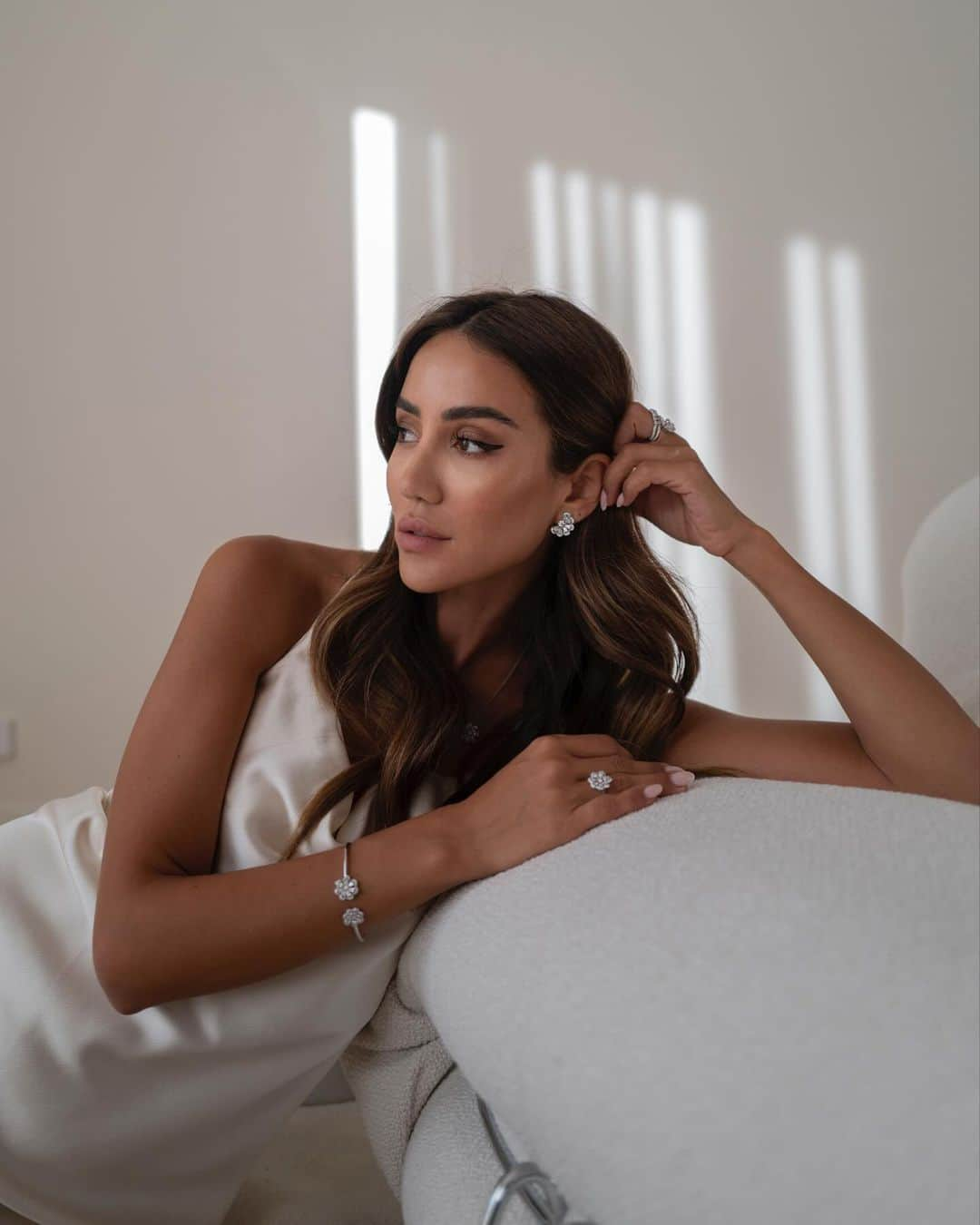 Tamara Kalinicのインスタグラム：「Some people like to decorate their houses at this time of the year, I decorate myself with these incredible @chopard diamonds. Don’t forget a gift from you to you this season #ChopardGift #ChopardDiamonds #HolidaySeason ad」