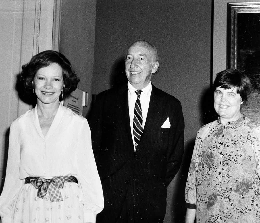 スミソニアン博物館のインスタグラム：「Today we remember Rosalynn Carter, First Lady from 1977-1981. She campaigned for her husband Jimmy Carter and, in the White House, brought national attention to the performing arts and improving mental health. She also served as the President’s personal emissary to Latin American countries.   In this July 1978 photo, she’s visiting the National Museum of American History, then known as the National Museum of History and Technology, to donate her gold-trimmed blue chiffon inaugural gown to the @amhistorymuseum collection. She’d first worn the dress to her husband’s inaugural ball as governor of Georgia—and repeated the outfit. She is pictured here with Smithsonian Secretary S. Dillon Ripley and political history curator Margaret Klapthor.   This photo is in the collection of our Smithsonian Archives, @smithsonianarchives.」