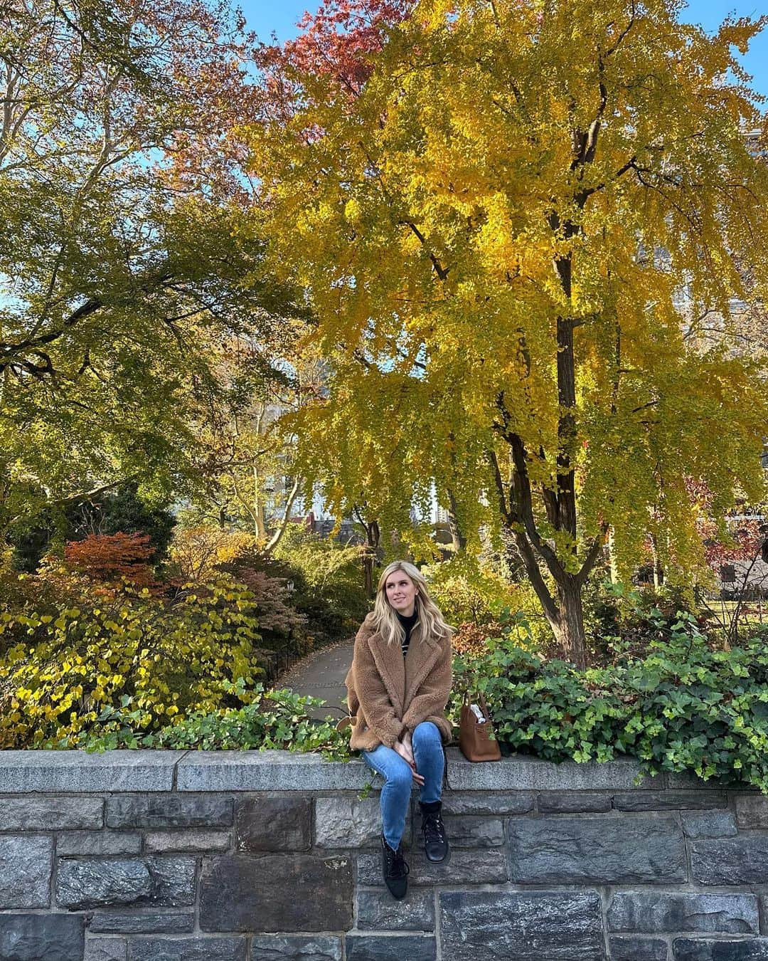 ニッキー・ヒルトンのインスタグラム：「The beauty of fall in NYC. 🍁」