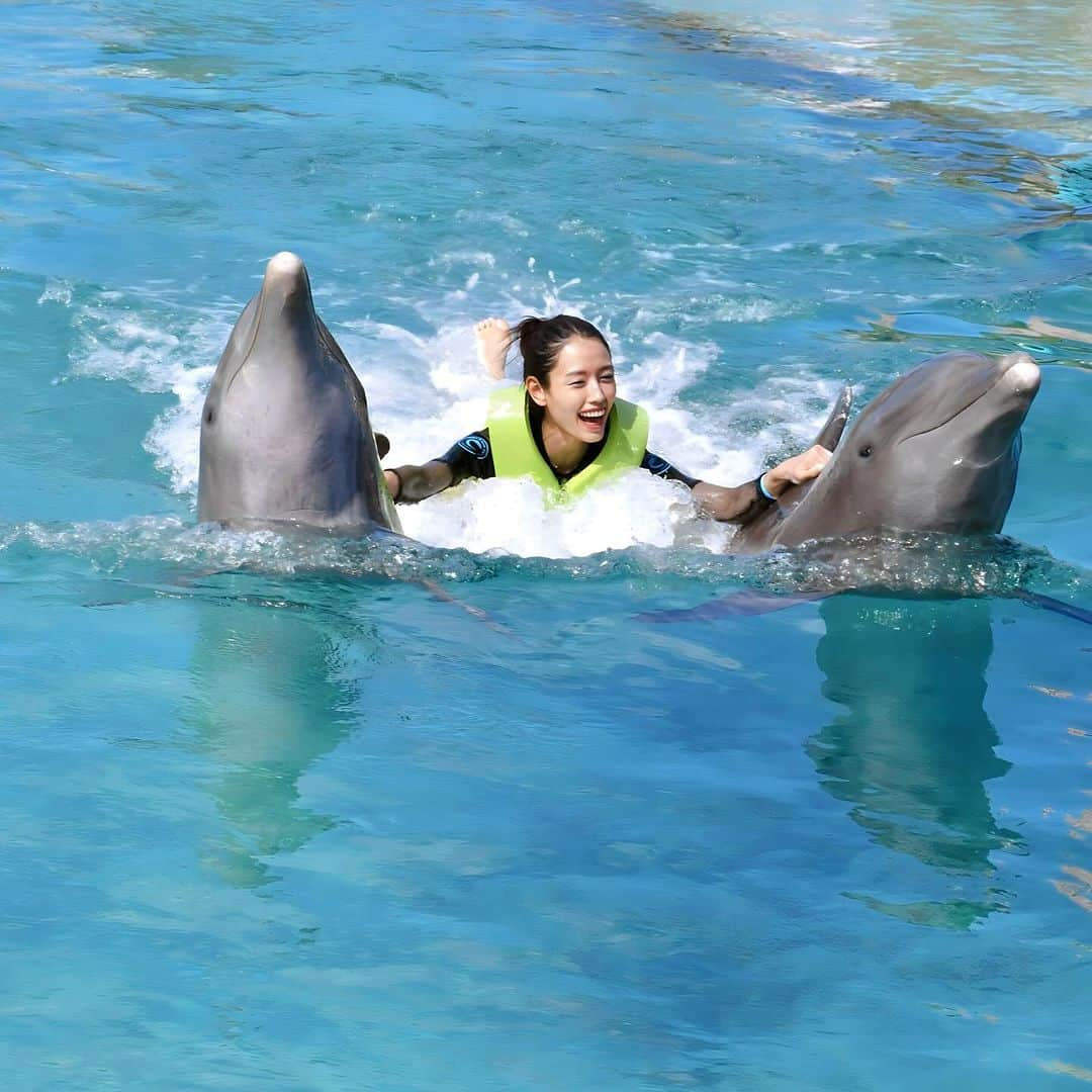 チャナナ沙梨奈さんのインスタグラム写真 - (チャナナ沙梨奈Instagram)「またイルカさんと🐬 本当に賢くていい子♡  #イルカと泳ぐ #イルカ」11月20日 5時41分 - chananasarina