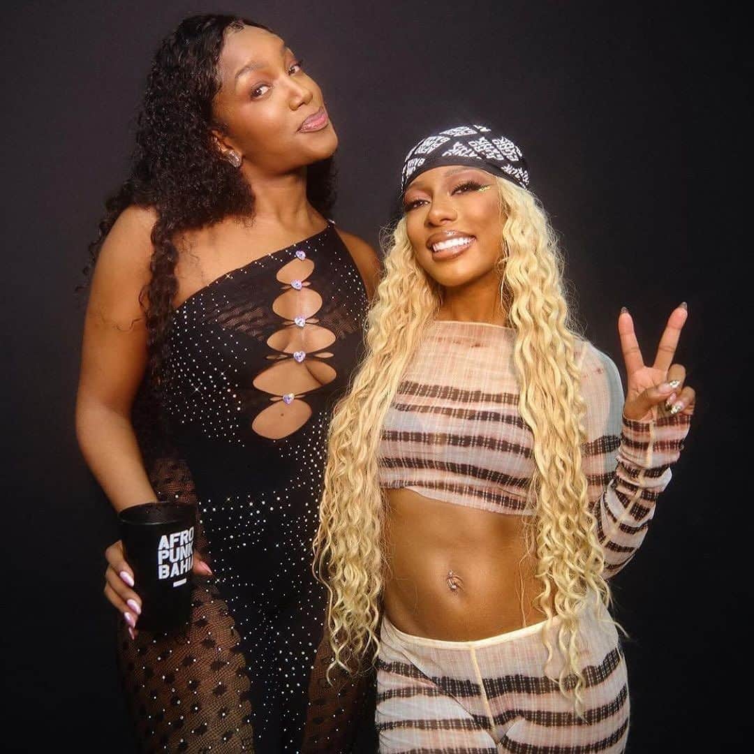 Hugo Glossのインスタグラム：「Vocais? Temos! Beleza? Nem se fala! Talento? O maior de todos! 🖤🔥 Simplesmente o encontro de IZA e Gaby Amarantos com Victoria Monét nos bastidores do #Afropunk deste sábado (19), em Salvador. A gente já tá aqui sonhando com esse feat.! (📸: @afropunkbahia)」