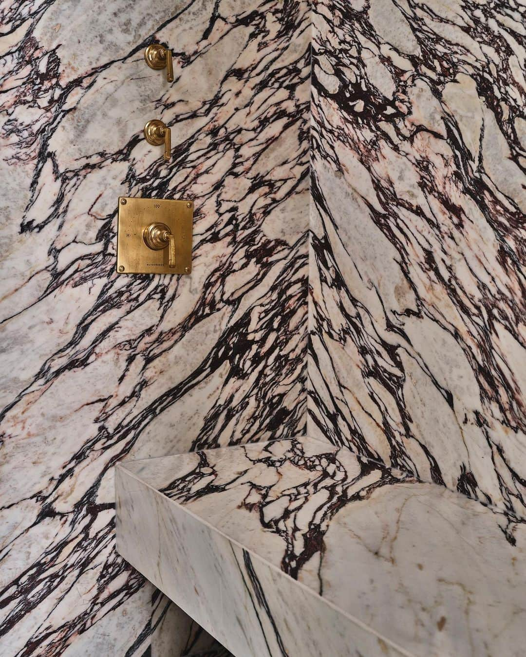 ケリーウェアスラーさんのインスタグラム写真 - (ケリーウェアスラーInstagram)「MULTI-LEVEL BATH Soaking up weekend vibes in this multi-level bathroom clad in Viola Antica marble. In this historic property, my studio and I modernized and transformed this primary suite bathroom. The highlight is a unique double-sided shower, seamlessly integrated into the multi-tiered space. Complementing this is a well-appointed his and her closet with a barrel vault ceiling. Every thoughtful detail we designed adds the perfect touch for weekend beauty and wellness rituals. XK」11月20日 5時48分 - kellywearstler