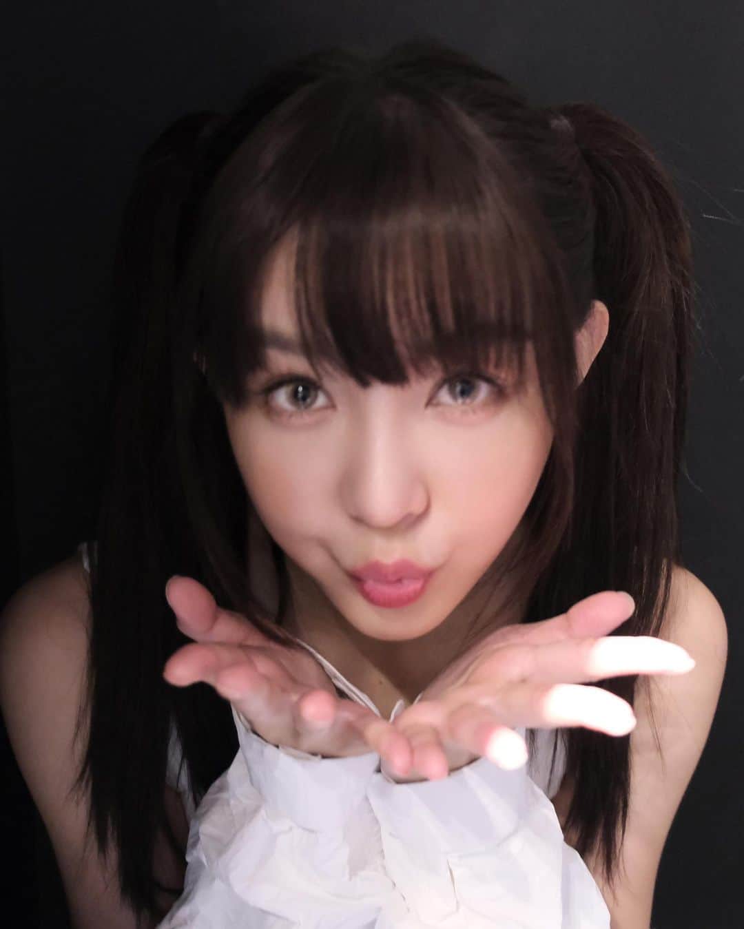 Yuriのインスタグラム：「當你睡不著 決定發發手機裡一堆不明所以的照片 -喝水寫真- 圖二很像是無名小站時期會產生的國中妹自拍照 （給我一副黑框眼鏡）  - 心情不好的時候，就吃東西、喝水 這一定是你人間走一趟最不會後悔的事」