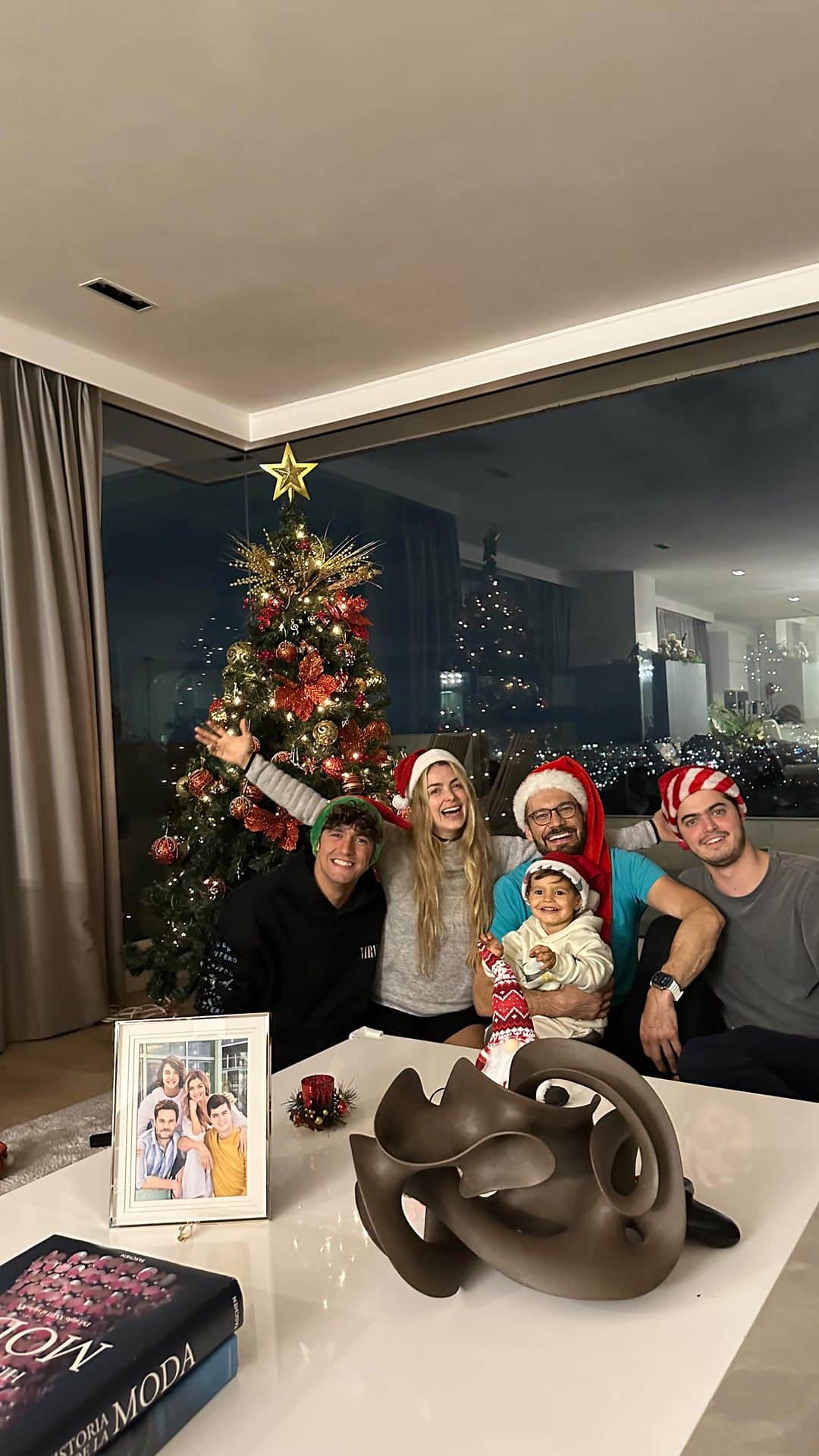 CRISSHURTADOのインスタグラム：「Armar nuestro árbol de Navidad es cosa de locos! Es que no es ni uno, ni dos, ni tres… Son ciiinnncooooo hombres pa controlar 🤷‍♀️😅 Ya Mateo participa como si fuera grande y uno más de ellos!  Y ustedes ya armaron el arbolito?  Cuenten que pasa en sus casas cuando lo arman!!」