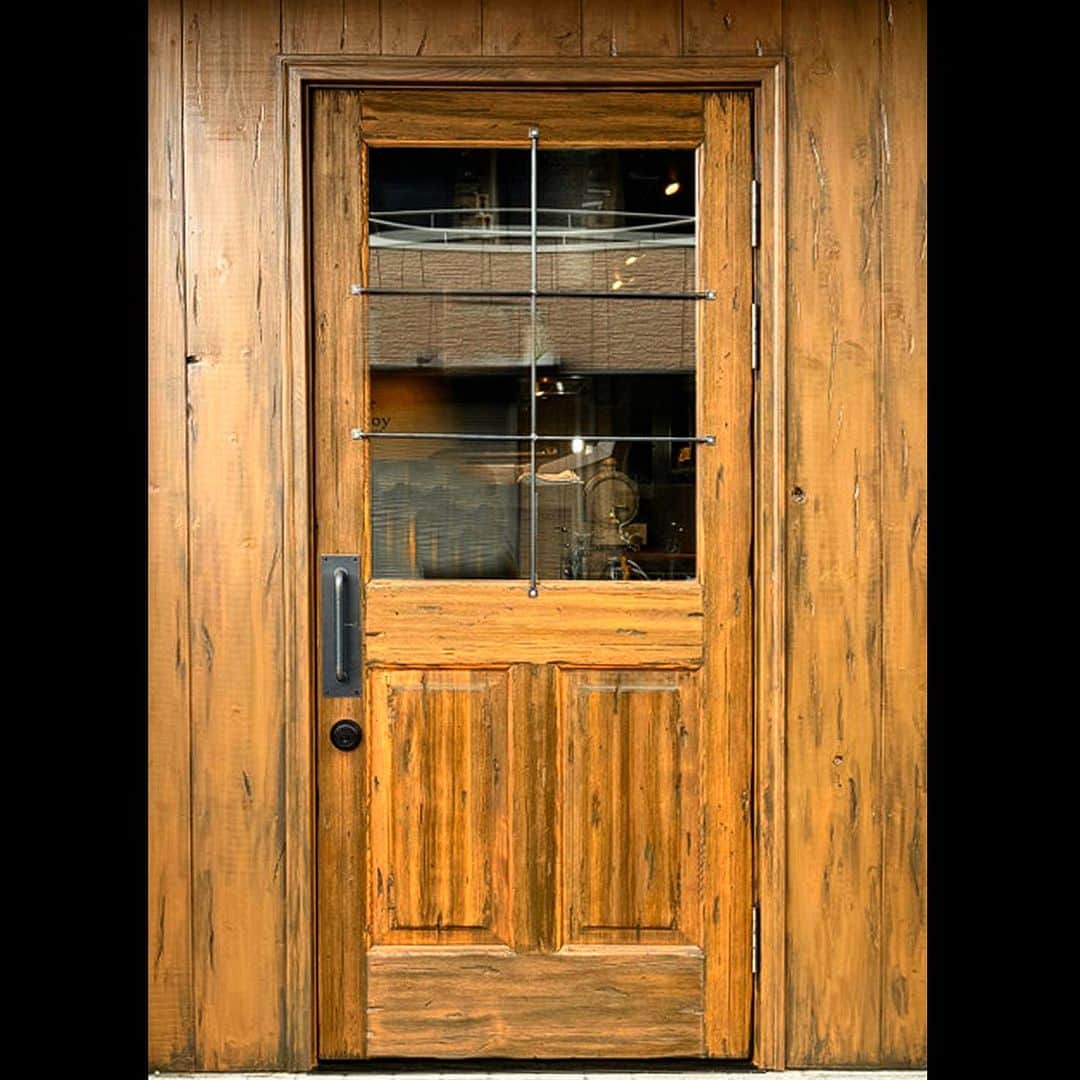 木製ドアの全国通販　ウッドデポさんのインスタグラム写真 - (木製ドアの全国通販　ウッドデポInstagram)「11月末に素敵なBARをオープン予定の@bar_rob.roy 様完成おめでとうございます♪心よりお祝い申し上げます！ #木製ドア #木のドア #玄関ドア #室内ドア #アンティーク風ドア #ビンテージドア #ヴィンテージ #自宅カフェ #自宅ショップ #カフェ改装 #カスタムドア #コンテナハウス #古民家リノベーション #古民家改装 #古民家再生 #マイホーム計画中 #新築 #店舗 #美容室改装 #リノベ #リノベーション #店舗改装中」11月20日 5時57分 - wood_depot