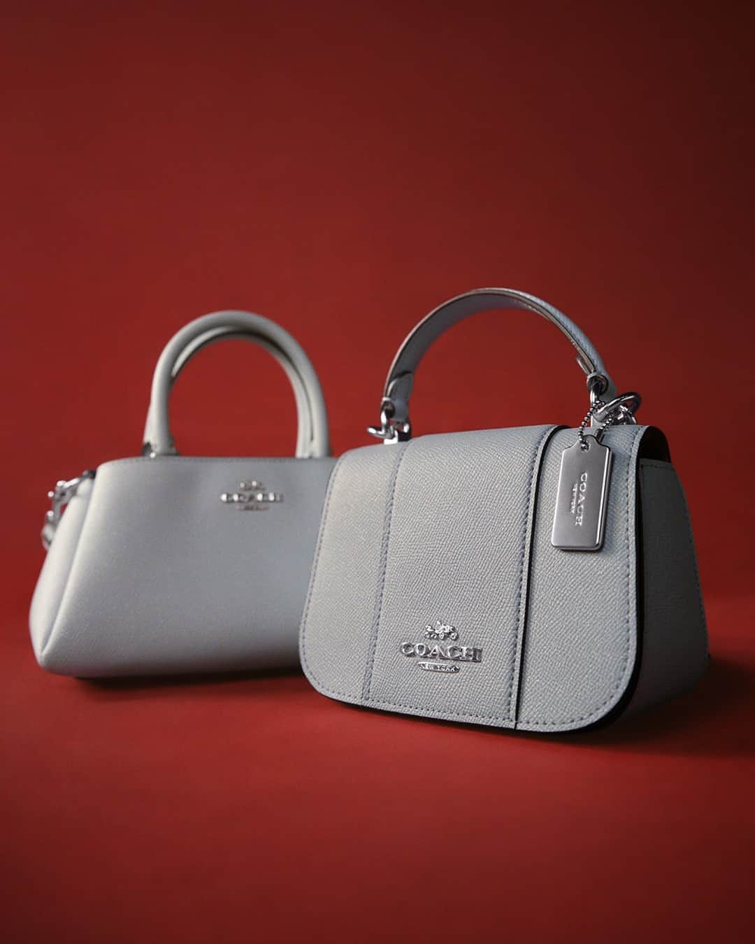コーチのインスタグラム：「Two of our favorites just got a frosty glitter finish. Can you pick a favorite? (We can’t.)  Our #CoachHoliday story celebrates the gifts that give us the confidence to be ourselves.   #CoachOutlet」