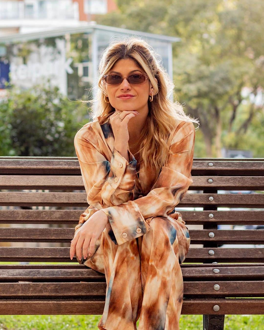 ロジャス・レナーのインスタグラム：「A estampa mais amada dos anos 70 vai dominar os looks de verão. 🫶 A @giovanaromani mostrou como criar um look tie-dye comfy e cheio de estilo. Inspire-se e clique nas imagens para garantir as peças. #SquadTáNaRenner #Tendência #ModaFeminina #Fashion #Tiedye #ModaAnos70 #ConjuntoFeminino  camisa manga longa 874865419 | calça reta acetinada 877847822」