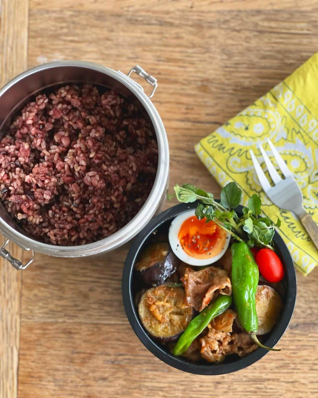 神崎恵のインスタグラム：「・ おはようございます。 今日は楽して丼もの弁当。 茄子と豚肉の辛味噌炒め。　 これ、ごはんがよく進む。 ご飯の上にどーんとのせて食べます。 品数が少ないぶん、 発芽玄米、緑米、紫米、赤米、黒米、 胚芽押麦、押麦、まる麦、はと麦、発 芽赤米、焼玄米、アワ、キビ、ヒ工、アマランサスを混ぜて炊きました。 辛味噌炒めは、 生姜みじん切りとニンニクみじん切り(ニンニクは好みで)をごま油で炒めたら、 茄子と豚肉(我が家はしゃぶしゃぶ用の豚肩ロース)とシシトウを加えて焼き、 味噌、酒、みりん、豆板醤、オイスターソース、醤油を混ぜたものをじゅっと加えて炒めたら完成。 今朝は韓国味噌にしたけれど、普通のお味噌でも美味しいです。 丼ものは、白米でがっつり食べたいところだけれど、お弁当はバランス重視で。  今週も体調に気をつけて、マイペースにがんばりましょ。  #お弁当 #meggben #恵弁」