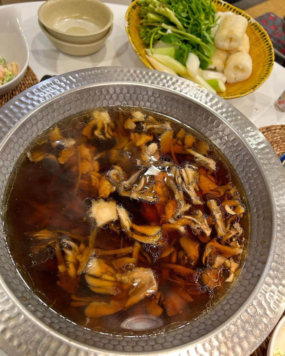 安藤優子さんのインスタグラム写真 - (安藤優子Instagram)「祝いの膳❣️（笑）  おはようです。  リンです。  昨日の夜のテーブルは、おとーさん作、「祝いの膳」だったよ。  鶏肉の蒸し焼きがメイン。  鶏肉を、下味をつけたスープで蒸すんだって。  でね、そのスープにいっぱい鶏肉の旨みが移っているから、そのスープでキャベツを茹でて添えたって。  すごいな。  できるな！とーさん（笑）  もう一つのメインは、きりたんぽ鍋だって。  おかーさん、きりたんぽ鍋がだーいすきなんだって。  芹にごぼう、長ネギ、比内地鶏、それにきりたんぽだって。  すごーくいい匂いがした。  鶏肉くらいひと口落ちてくるかと思ったら、やっぱりダメだった。  ずっと待ってたのにね。テーブル下で。  そんな日曜日でした！  さっおかーさんは今日、「ネイルオブザイヤー」の授賞式に出るんだだって。  だからもう活動開始してるよ（笑）  この間選んだ着物を着るんだって。  またその様子はみなさんにお知らせしまーす。  本日もよろしくお願いいたします！  以上、祝いの膳の現場からお伝えしました。  by リンゴ。  #フレンチブルドッグ  #安藤優子　  追伸、素敵な花束はおとーさんからではなく、大草直子さんから頂いたものです❣️by アンドー。」11月20日 6時06分 - yukoando0203