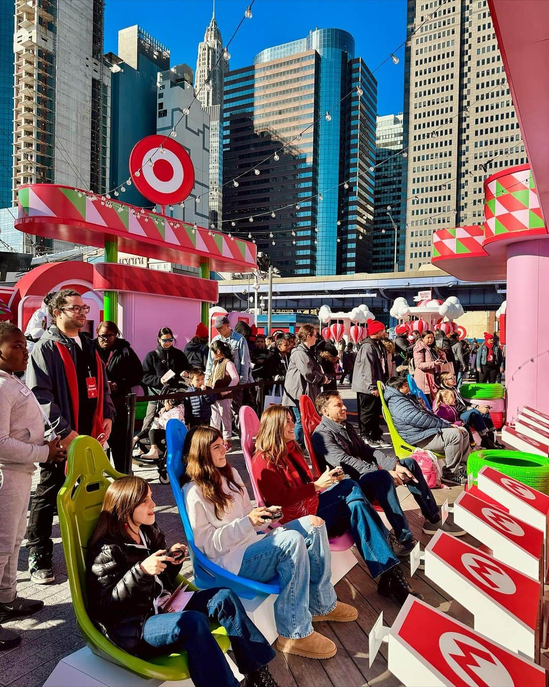 Ilana Wilesさんのインスタグラム写真 - (Ilana WilesInstagram)「We went to the @target Wonderland event this morning which is always such a fun way to kick off the holiday season! We posed in a giant Barbie box, played some Mario Kart outside on the pier, made LEGO snowflakes, explored a VR world, won holiday themed socks in the claw machine and checked out all the fun new toys that Target is featuring this holiday season. FYI, Harlow’s #1 pick is the toy Target register so she can play Target at home 😂 It’s open to the public until 7pm today at Pier 16 & 17 if you are in the area! If you can’t make it today, check out all of Target’s fun holiday things at the link in my bio!#TargetWonderland #TargetHoliday #TargetPartner」11月20日 6時07分 - mommyshorts