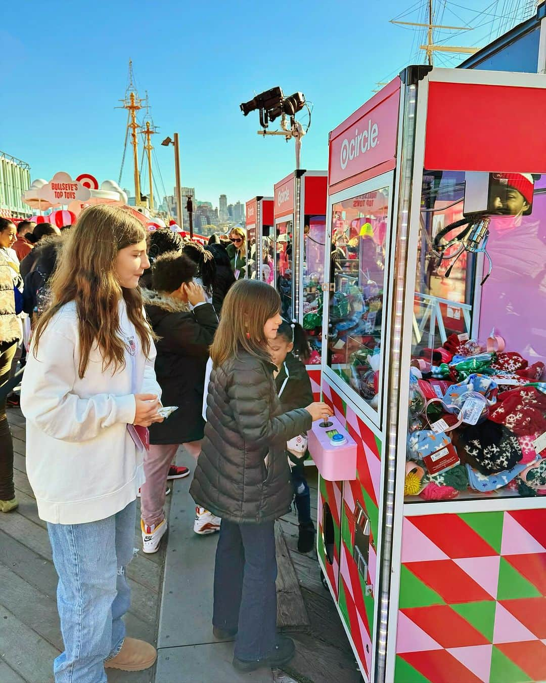 Ilana Wilesさんのインスタグラム写真 - (Ilana WilesInstagram)「We went to the @target Wonderland event this morning which is always such a fun way to kick off the holiday season! We posed in a giant Barbie box, played some Mario Kart outside on the pier, made LEGO snowflakes, explored a VR world, won holiday themed socks in the claw machine and checked out all the fun new toys that Target is featuring this holiday season. FYI, Harlow’s #1 pick is the toy Target register so she can play Target at home 😂 It’s open to the public until 7pm today at Pier 16 & 17 if you are in the area! If you can’t make it today, check out all of Target’s fun holiday things at the link in my bio!#TargetWonderland #TargetHoliday #TargetPartner」11月20日 6時07分 - mommyshorts