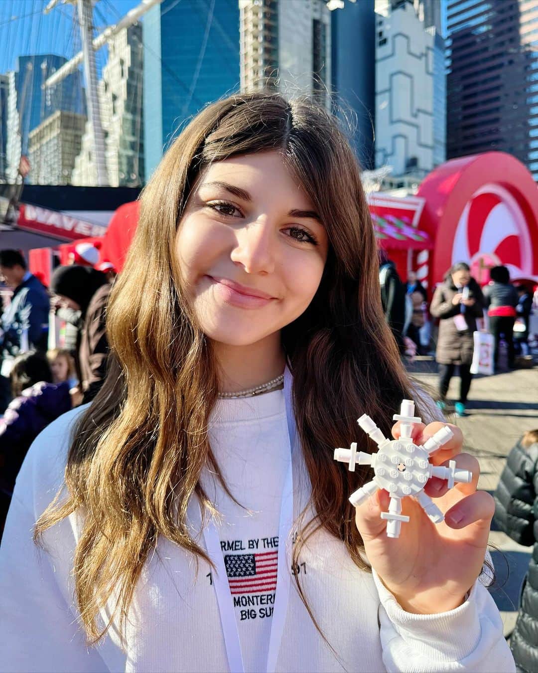 Ilana Wilesさんのインスタグラム写真 - (Ilana WilesInstagram)「We went to the @target Wonderland event this morning which is always such a fun way to kick off the holiday season! We posed in a giant Barbie box, played some Mario Kart outside on the pier, made LEGO snowflakes, explored a VR world, won holiday themed socks in the claw machine and checked out all the fun new toys that Target is featuring this holiday season. FYI, Harlow’s #1 pick is the toy Target register so she can play Target at home 😂 It’s open to the public until 7pm today at Pier 16 & 17 if you are in the area! If you can’t make it today, check out all of Target’s fun holiday things at the link in my bio!#TargetWonderland #TargetHoliday #TargetPartner」11月20日 6時07分 - mommyshorts