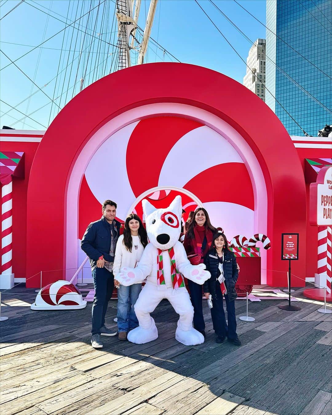 Ilana Wilesさんのインスタグラム写真 - (Ilana WilesInstagram)「We went to the @target Wonderland event this morning which is always such a fun way to kick off the holiday season! We posed in a giant Barbie box, played some Mario Kart outside on the pier, made LEGO snowflakes, explored a VR world, won holiday themed socks in the claw machine and checked out all the fun new toys that Target is featuring this holiday season. FYI, Harlow’s #1 pick is the toy Target register so she can play Target at home 😂 It’s open to the public until 7pm today at Pier 16 & 17 if you are in the area! If you can’t make it today, check out all of Target’s fun holiday things at the link in my bio!#TargetWonderland #TargetHoliday #TargetPartner」11月20日 6時07分 - mommyshorts