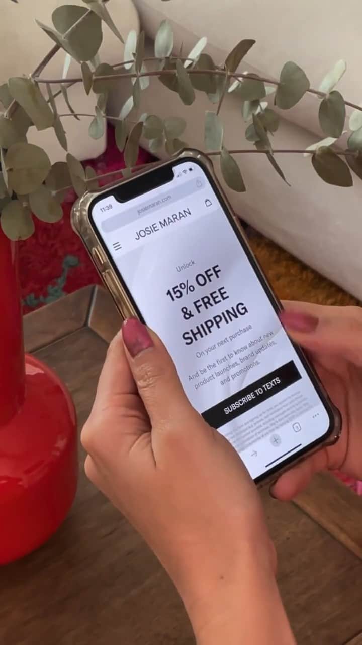 ジョジー・マランのインスタグラム：「Who doesn’t love early sale access? Signing up to receive first access to our most buttery holiday sale yet, is as easy as two taps to sign up for SMS alerts. Tap our link in bio to be the first to get 25% Off + Free Shipping + a Free Gift while supplies lasts! Happy Holiday Shopping! ✨」