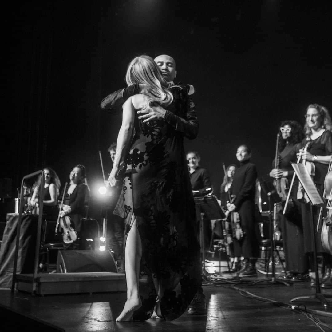 エリー・ゴールディングのインスタグラム：「Some wee moments from my 2nd night at @kingsbklyn  Forever grateful for the love I receive, thank you so much for coming x Special thanks to @iderrickskye 🖤 📷 @nicolemago  Hair @davidvoncannon  Beauty @misha212」