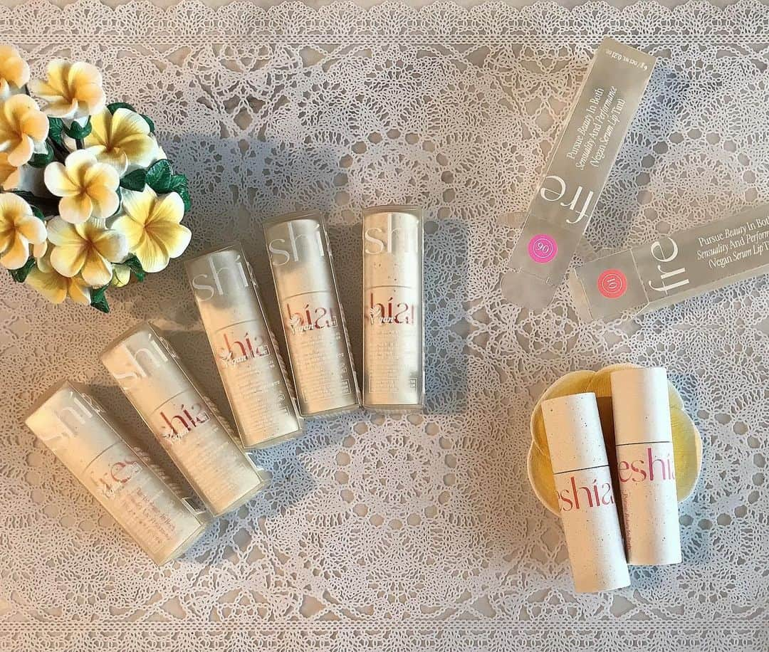 葵のインスタグラム：「リップ7種類レビュー♡ @freshian.official_jp  8月に発売したばかりの、「 Vegan Serum Lip Tint」です。  FRESHIANは韓国の大手企業LGH&Hのブランドであり、誰でも使えるビーガンコスメブランドです。  11/22からQoo10メガ割スタート！ Wクーポン適応で2300円で販売予定！ お得にお買い物できるよ✨ 私は01の薄いピンク系が好み♡  #PR#フレシアン#qoo10#韓国コスメ #リップ#メガ割#推しコスメ」