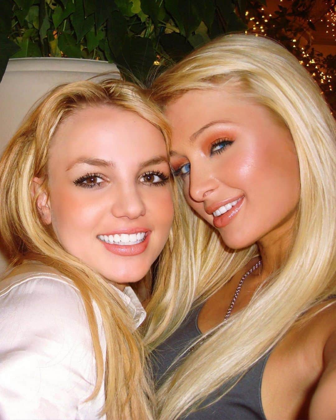 パリス・ヒルトンさんのインスタグラム写真 - (パリス・ヒルトンInstagram)「17 years ago, Britney and I created the selfie! 👯‍♀️🤳🏻 Tag me in your most epic selfies to celebrate the most iconic invention 🔥✨」11月20日 6時28分 - parishilton