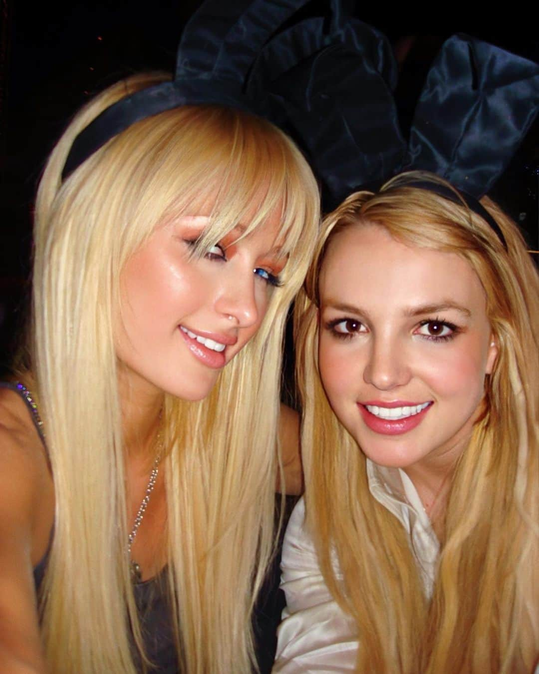 パリス・ヒルトンのインスタグラム：「17 years ago, Britney and I created the selfie! 👯‍♀️🤳🏻 Tag me in your most epic selfies to celebrate the most iconic invention 🔥✨」