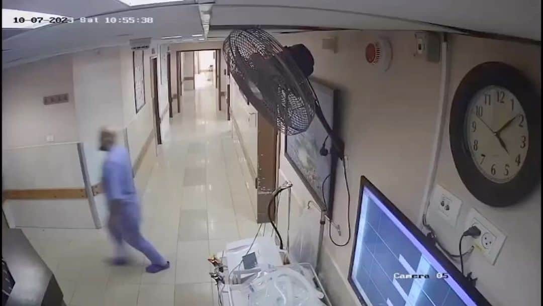 ジェシカ・サインフェルドのインスタグラム：「Shifa Hospital. October 7, 2023 at 10:55am. An injured hostage is wheeled in on a stretcher.」