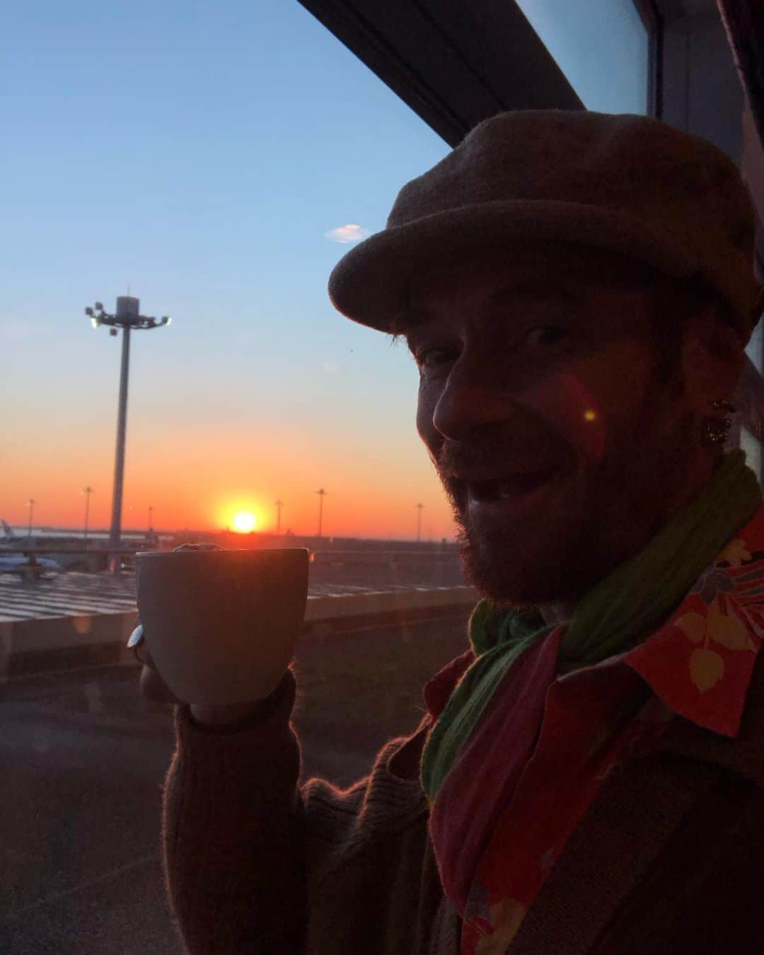 セイン・カミュのインスタグラム：「Enjoying my morning coffee ☕️ with a touch of sunshine ☀️  #thanecamus #coffeetime #morningcoffee  #feelingblessed #beaitiful #beautifulsunrise」