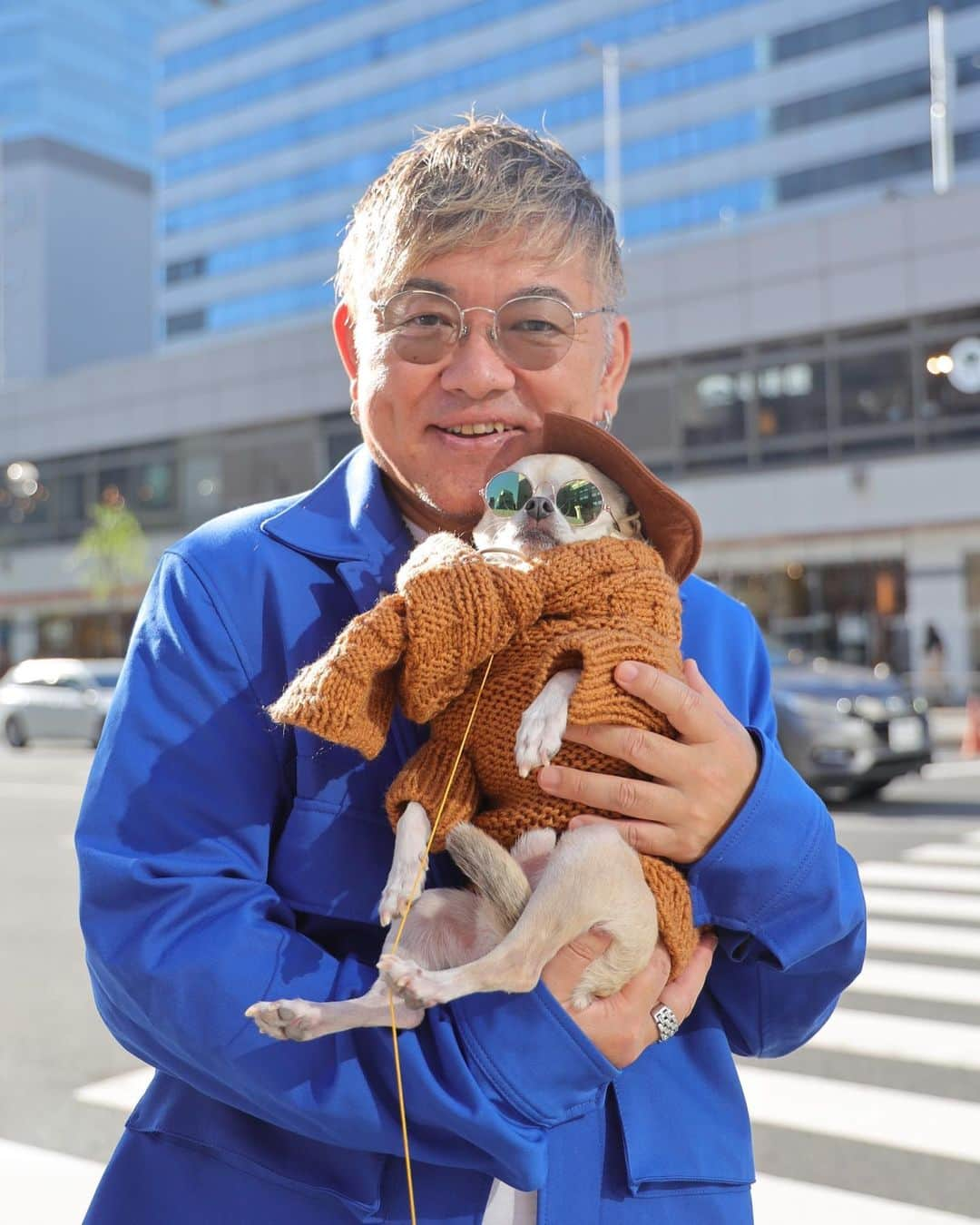 紋次郎さんのインスタグラム写真 - (紋次郎Instagram)「昨日は格好良いおしゃれさんがたくさんでした！ 銀座の歩行者天国はちょっとしたファッションショーのようで大好き😊  インスタやアカウント交換はあまりしないんだけど、昨日は多め😊  今週はいよいよ外苑かな！ それまで仕事がんばろ  #dog#dogstagram#instadog#chihuahua#barkbox#mydogiscutest#buzzfeed#dog_features#fluffypack#barkpack#dogsofinstagram#犬#チワワ#手作り#handmade#着物#fashion#紋次郎一家#チーム茶#ふわもこ部#igersjp#peco犬部#dogfashion #whisky」11月20日 6時45分 - montjiro