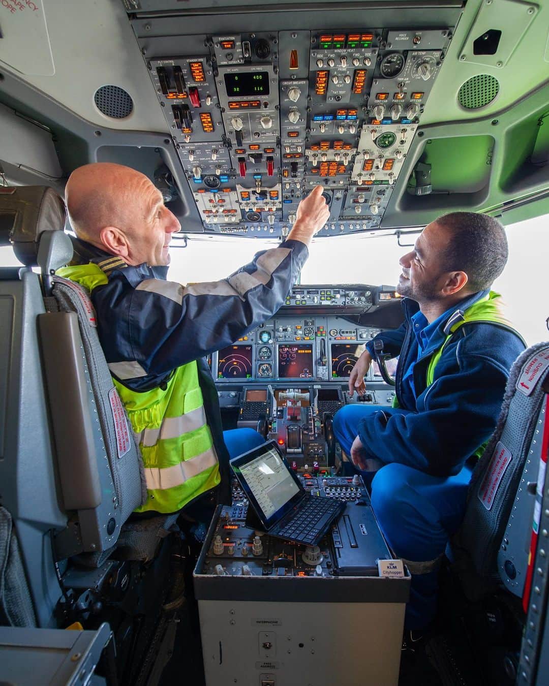 KLMオランダ航空のインスタグラム：「Shout out to all great men! 👨‍✈️👨‍🔧👨‍🏭👨‍💼👷‍♂️👨‍💻🙎‍♂️👏  #klm #royaldutchairlines #internationalmensday #men #proud #mensday」