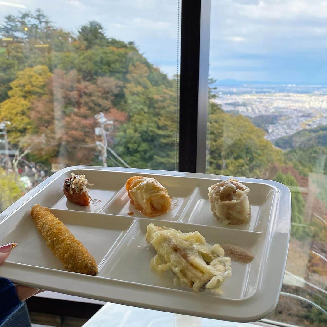 岩下真奈さんのインスタグラム写真 - (岩下真奈Instagram)「2023.11.19 #gourmet 🍽 * 📍高尾山ビアマウント ( @mttakao_beermount ) . . 高尾山登った日のランチはこちらで‎🥣‎🤍 . ビュッフェスタイルで、八王子ラーメンや お鍋、やきとり、天ぷらやピザなどを頂けるの🍜✨️ . どれも美味しくてあったかくて、 疲れ＆冷えた身体に染み渡って最高だった💞 . ビアガーデンでもあるのだけど ビールの種類もたーくさんあって素晴らしい👏🍺 . 私はマルエフと黒生のハーフ＆ハーフを🍻❤︎ . 景色も良くて非常に良い気分でした🫧 . 高尾山登ったら是非ここで食事してみてね〜〜💁‍♀️✨️ . . . PR #高尾山ビアマウント #高尾山 #八王子ビアガーデン #高尾山ビアガーデン #東京ビアガーデン #高尾グルメ #八王子ビュッフェ #八王子グルメ  #model #lunch #登山 #山ガール #山登り #おすすめグルメ #グルメ女子 #グルメ好きな人と繋がりたい #インフルエンサー #広告モデル #撮影依頼募集中 #フリーランス #モデル #タレント #お仕事依頼受付中 #おしゃれさんと繋がりたい #カフェ好きな人と繋がりたい #邦ロック好きな人と繋がりたい #美容好きな人と繋がりたい」11月19日 21時54分 - mana_mdleam