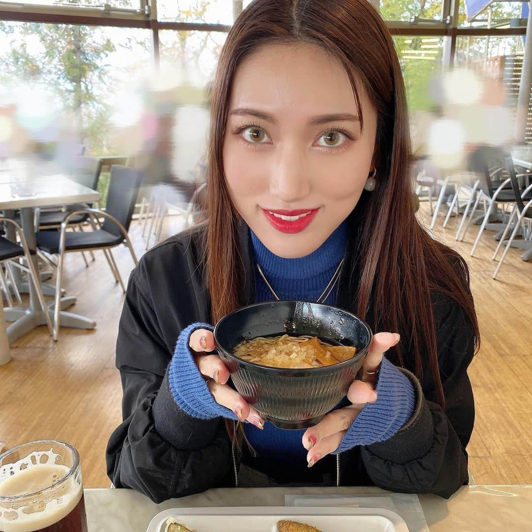 岩下真奈さんのインスタグラム写真 - (岩下真奈Instagram)「2023.11.19 #gourmet 🍽 * 📍高尾山ビアマウント ( @mttakao_beermount ) . . 高尾山登った日のランチはこちらで‎🥣‎🤍 . ビュッフェスタイルで、八王子ラーメンや お鍋、やきとり、天ぷらやピザなどを頂けるの🍜✨️ . どれも美味しくてあったかくて、 疲れ＆冷えた身体に染み渡って最高だった💞 . ビアガーデンでもあるのだけど ビールの種類もたーくさんあって素晴らしい👏🍺 . 私はマルエフと黒生のハーフ＆ハーフを🍻❤︎ . 景色も良くて非常に良い気分でした🫧 . 高尾山登ったら是非ここで食事してみてね〜〜💁‍♀️✨️ . . . PR #高尾山ビアマウント #高尾山 #八王子ビアガーデン #高尾山ビアガーデン #東京ビアガーデン #高尾グルメ #八王子ビュッフェ #八王子グルメ  #model #lunch #登山 #山ガール #山登り #おすすめグルメ #グルメ女子 #グルメ好きな人と繋がりたい #インフルエンサー #広告モデル #撮影依頼募集中 #フリーランス #モデル #タレント #お仕事依頼受付中 #おしゃれさんと繋がりたい #カフェ好きな人と繋がりたい #邦ロック好きな人と繋がりたい #美容好きな人と繋がりたい」11月19日 21時54分 - mana_mdleam