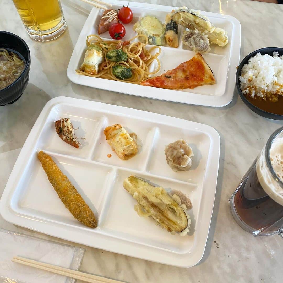 岩下真奈さんのインスタグラム写真 - (岩下真奈Instagram)「2023.11.19 #gourmet 🍽 * 📍高尾山ビアマウント ( @mttakao_beermount ) . . 高尾山登った日のランチはこちらで‎🥣‎🤍 . ビュッフェスタイルで、八王子ラーメンや お鍋、やきとり、天ぷらやピザなどを頂けるの🍜✨️ . どれも美味しくてあったかくて、 疲れ＆冷えた身体に染み渡って最高だった💞 . ビアガーデンでもあるのだけど ビールの種類もたーくさんあって素晴らしい👏🍺 . 私はマルエフと黒生のハーフ＆ハーフを🍻❤︎ . 景色も良くて非常に良い気分でした🫧 . 高尾山登ったら是非ここで食事してみてね〜〜💁‍♀️✨️ . . . PR #高尾山ビアマウント #高尾山 #八王子ビアガーデン #高尾山ビアガーデン #東京ビアガーデン #高尾グルメ #八王子ビュッフェ #八王子グルメ  #model #lunch #登山 #山ガール #山登り #おすすめグルメ #グルメ女子 #グルメ好きな人と繋がりたい #インフルエンサー #広告モデル #撮影依頼募集中 #フリーランス #モデル #タレント #お仕事依頼受付中 #おしゃれさんと繋がりたい #カフェ好きな人と繋がりたい #邦ロック好きな人と繋がりたい #美容好きな人と繋がりたい」11月19日 21時54分 - mana_mdleam